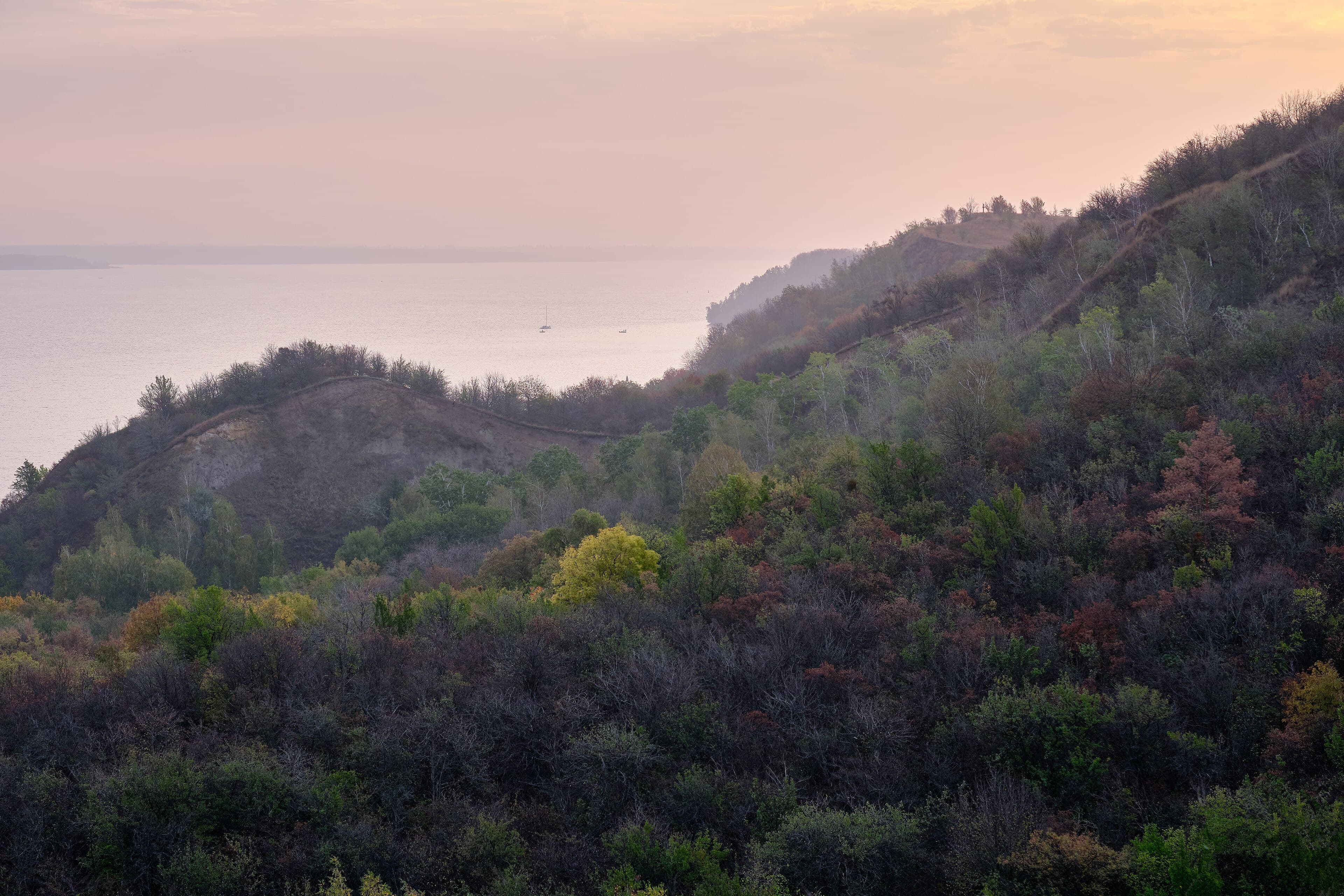 Wide bend of the Dnipro River near Kaniv and Trakhtemyriv