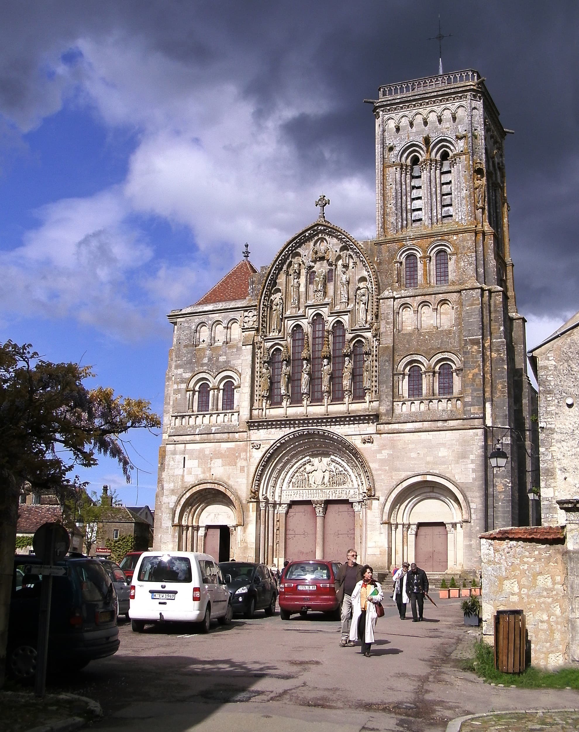 Basilique Sainte-Marie-Madeleine towering over the hilltop village of Vézelay