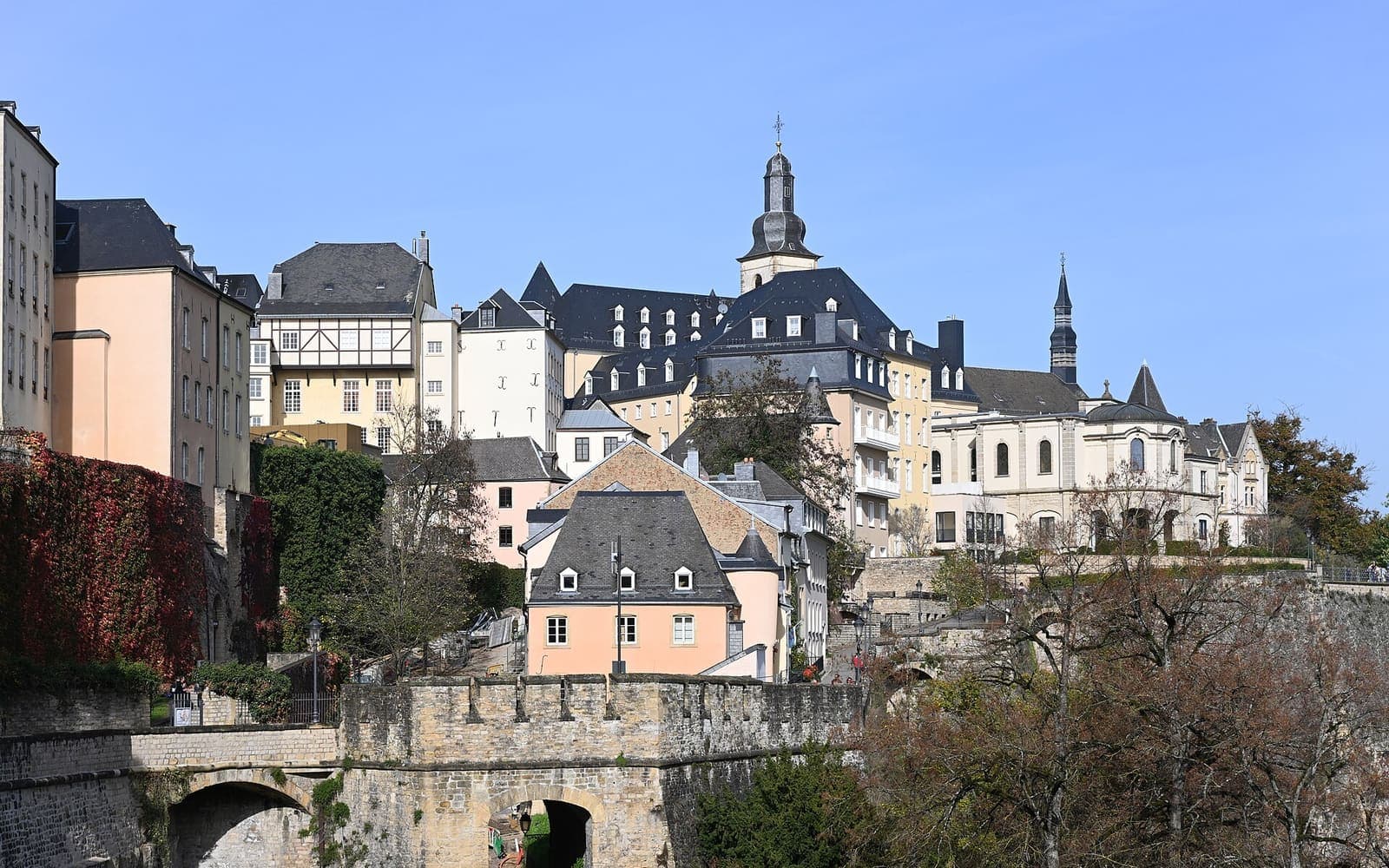 The Chemin de la Corniche ramparts above the Grund in Luxembourg City