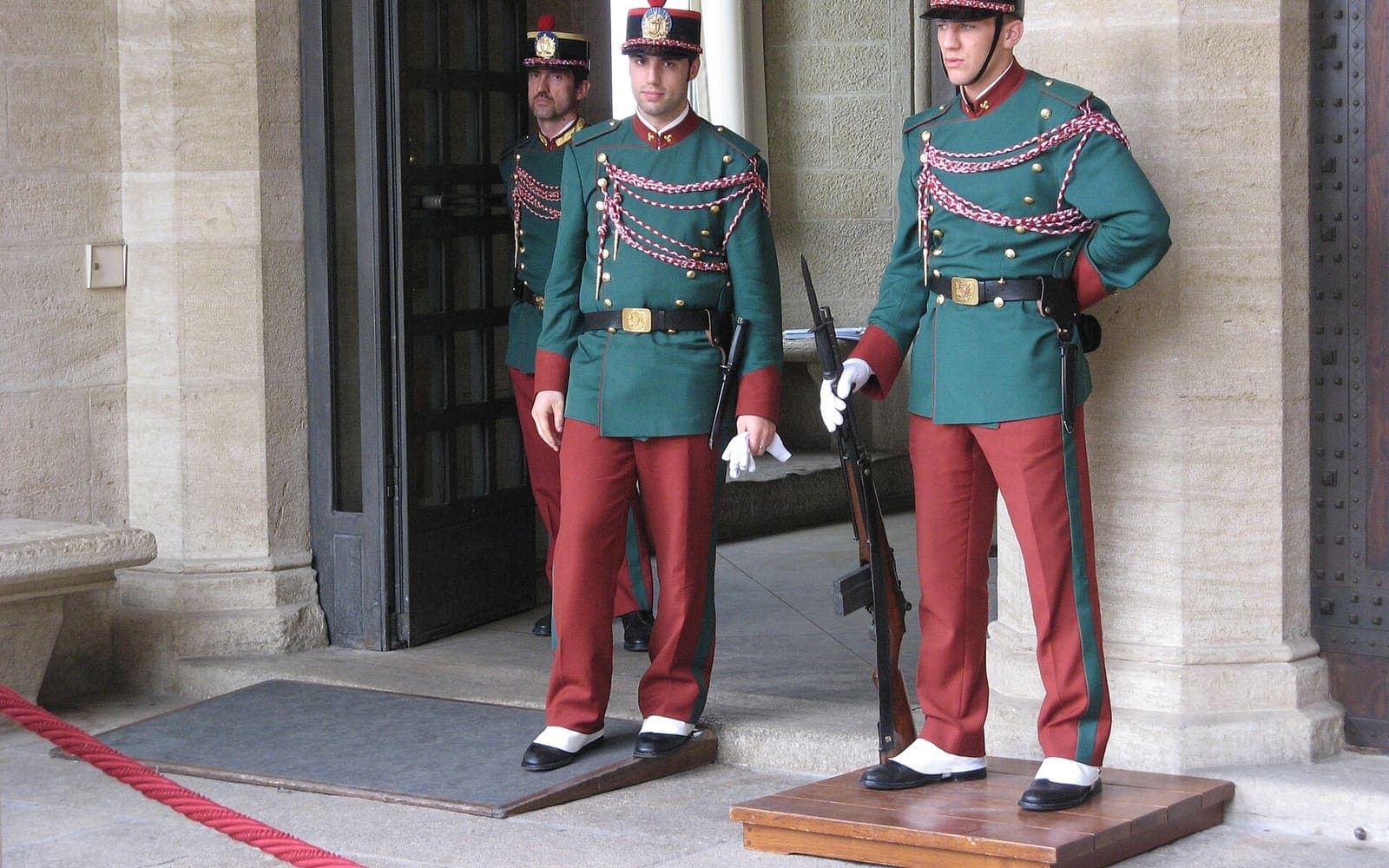 Two guards in green and red uniforms at the Palazzo Pubblico